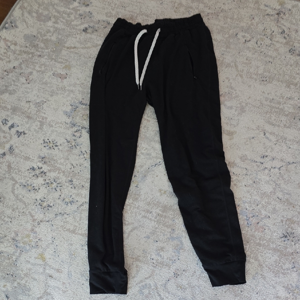 Vuori Black Jogger Pants with White Drawstring Large